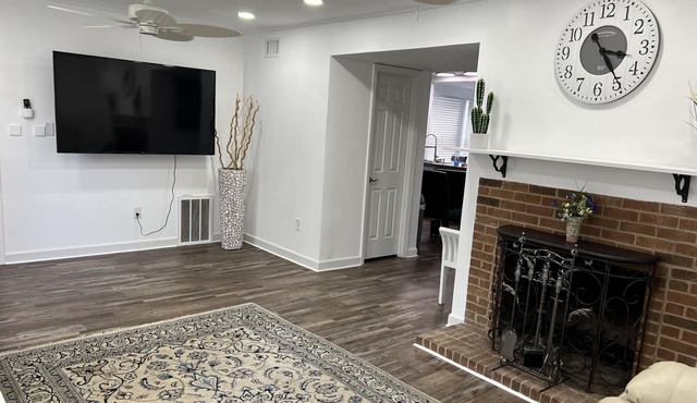 Newly remodeled house. 3 minutes to shopping center. Pets friendly.