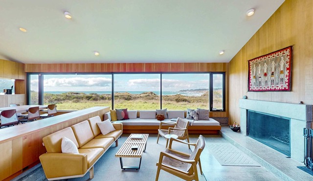 Newly remodeled oceanfront home with hot tub near Walk On Beach