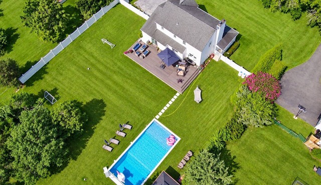 North Fork Fall Escape - 83° Heated Pool Wineries Apple Picking Greenport in Mattituck