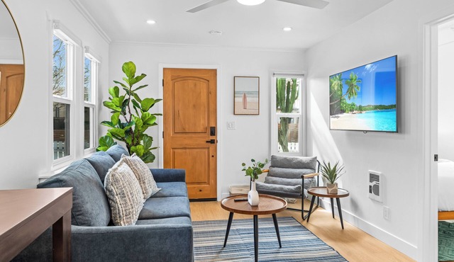 Ocean Beach-Central-Sleeps 5-Steps2Beach-Laundry-Pet Friendly