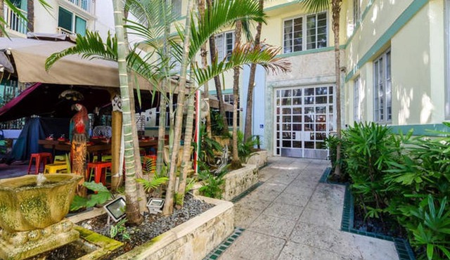 Ocean Drive Studio Historic Building minutes walk to the Beach.