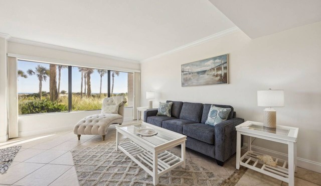 Oceanfront Condo - 2 pools - Private Patio - Short walk to The Ritz Carlton