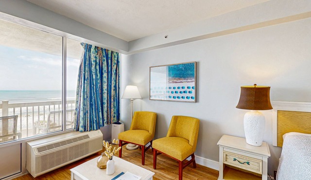 Oceanfront suite with ocean view, beach access, gym & fast WiFi