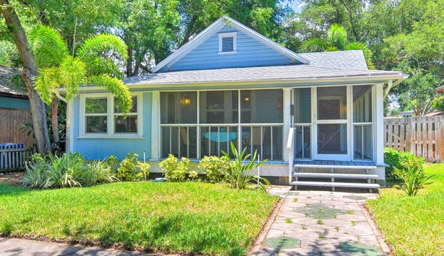 Old St. Pete Bungalow - Downtown 1 Mi, Beach 8 Mi!