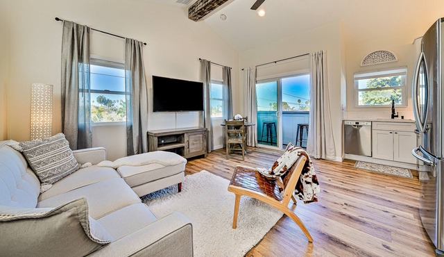 Open, sunlit condo with ocean glimpses, fast WiFi, central A/C, & a full kitchen