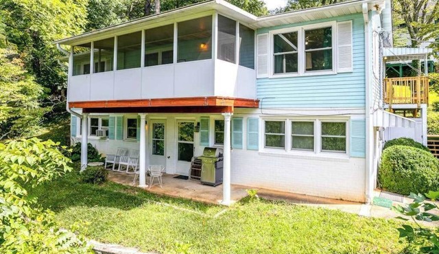 Peaceful mountain lake retreat w/free WiFi & private patio, pool
