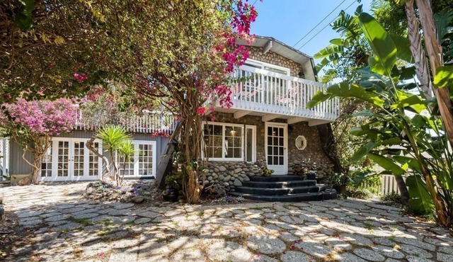 Peaceful, Serene Mountain Cottage near the Beach and Restaurants!