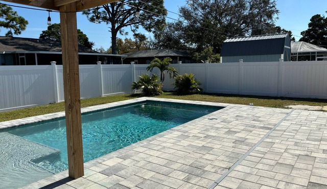 🏝️PET FRIENDLY 3-bedroom house, minutes from Beach,Heated Pool