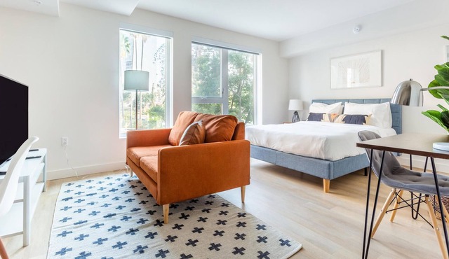 Pet-Friendly Studio in Los Angeles + Rooftop Pool