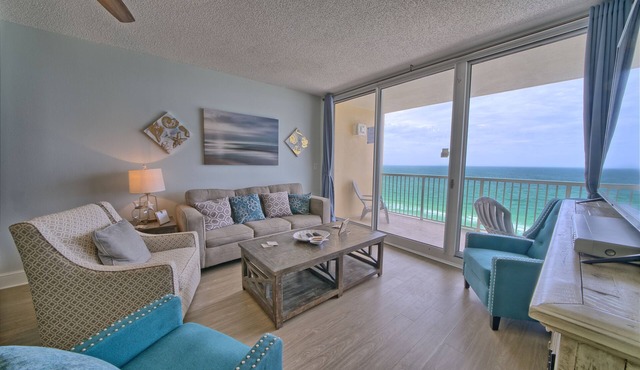 Play/Work right at the beach! Fast WiFi, Large balcony, Heated indoor pools