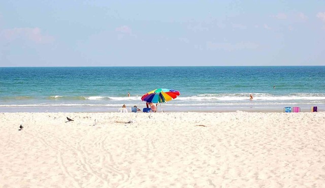 Pool front 1BR w/sun room, 3 min walk to beach