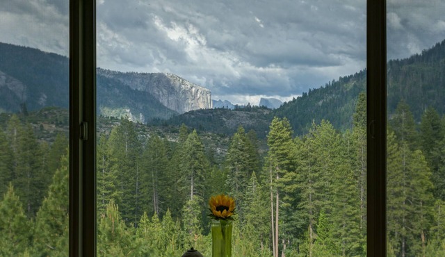Premier Yosemite/Foresta home with views of Half Dome and El Cap from all rooms!