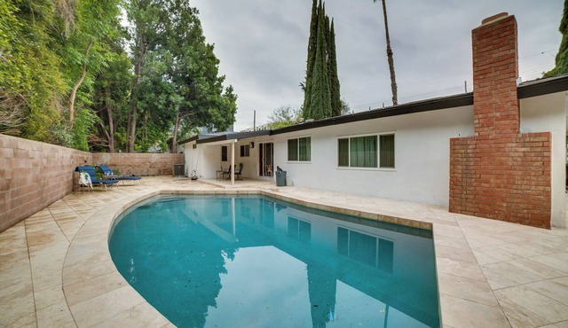 Private Pool & Patio: Luxe Encino Family Getaway