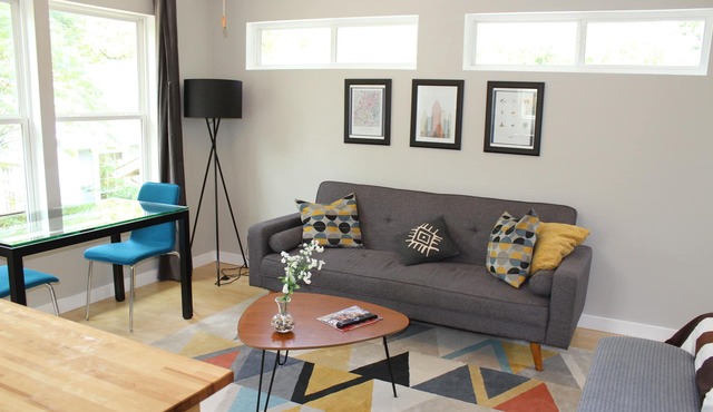 Private treetop loft, walk to UT Campus, Stadium, St Davis hospital & downtown