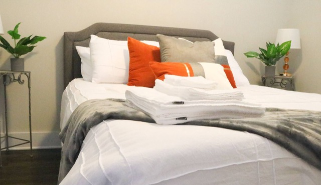 Queen 👑 Suite~FREE WIFI & PARKING~10mins from Bank of America Stadium 🏟