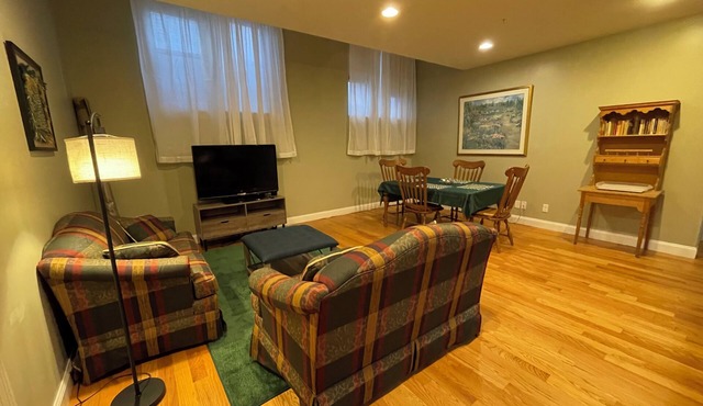 Quiet spacious apartment sleeps 4. 1br plus den.