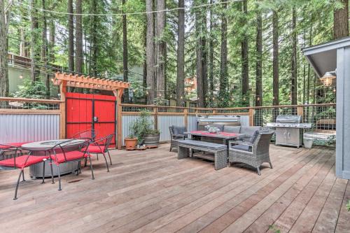 Redwoods Cabin w/Hot Tub: Walk to Russian River!