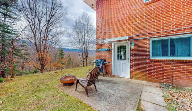 Remodeled mountain studio close to downtown with full kitchen, firepit, & patio