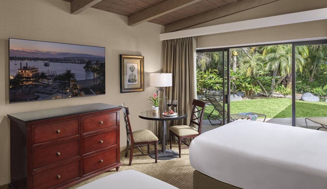 Resort Queens at Bahia Resort Hotel, Spa & Tennis, Steps from Mission Bay