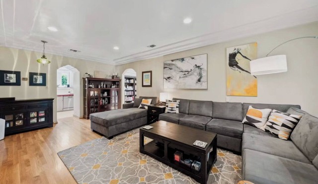 Romantic Spanish Oasis in the Heart of Los Angeles!