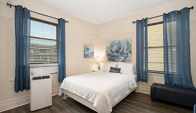 Room 110 Corner unit! 10 foot plus ceiling. Hawthorn Historic Inn