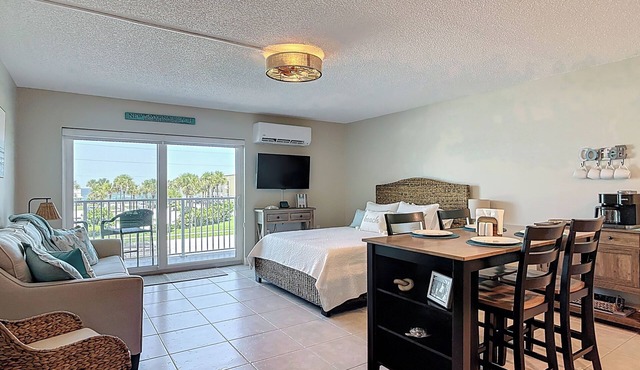 Salty Surfer Beach Getaway studio in New Smyrna Beach