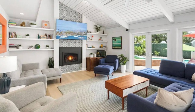 San Diego Oasis- A Retro Retreat w/King Size Bed!