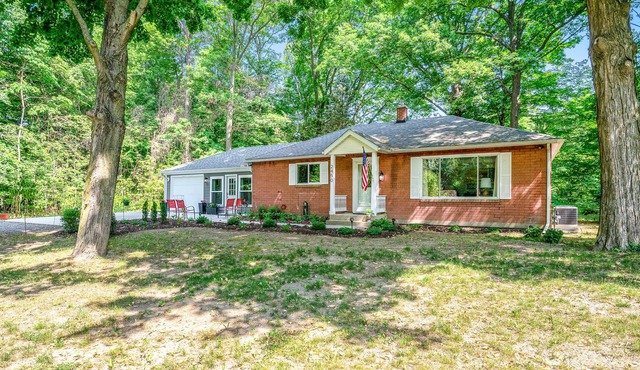 Secluded & cute cottage near Pier Cove Beach with deck, firepit, grill, lawn, AC