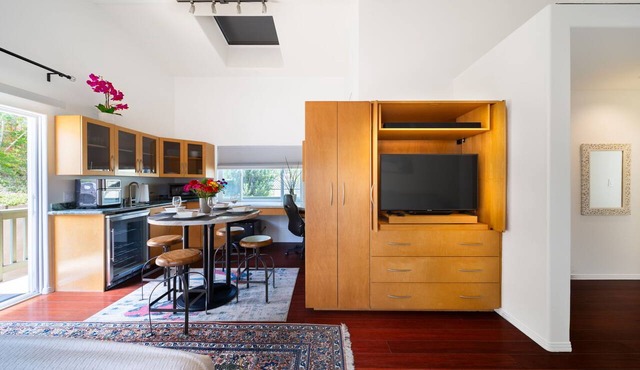 Serene Garden Studio in the Heart of Bay Park