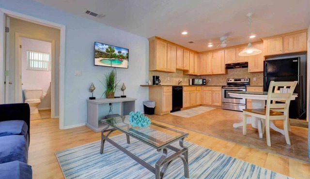 Siesta Key Sanctuary -Pool-Kayaks-TikiHut-King bed