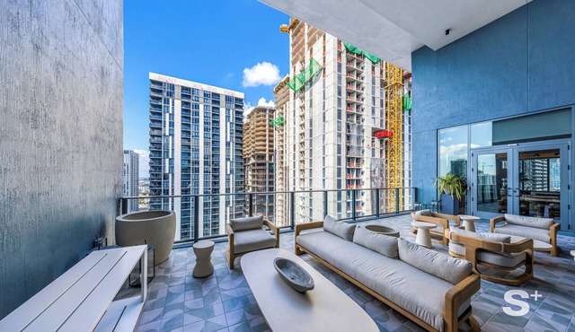 Sleek 1-BR & Den in Central Downtown