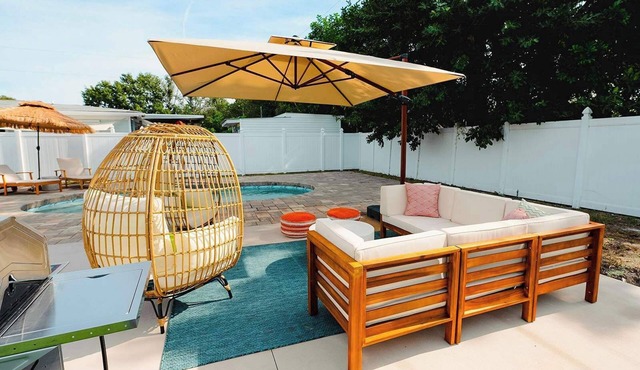 Sleeps 10 Outdoor Oasis Heated Pool Grill