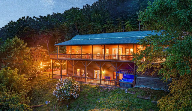 Sleeps 16 Lodge Near Bryson City, Arcade, Hot Tub