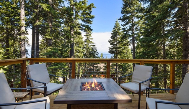 Snowshoe Cabin | 3 Decks, BBQ & Hot Tub!