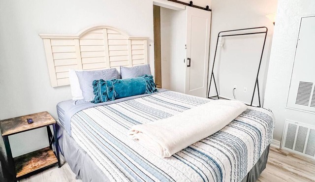 Spacious 2BR 700 sq ft suite with free parking, steps to the Convention Center and Gaslamp dining. Ideal for business or group travel.