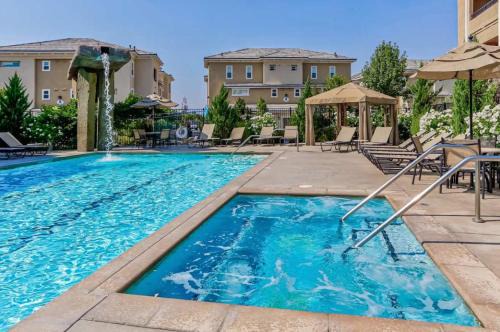 Spacious 2BR Reno Suite · Spring Mountain Views