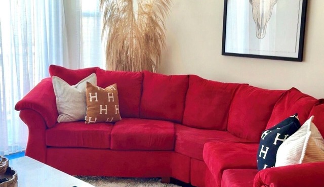 Spacious 2BR Uptown Luxury Escape