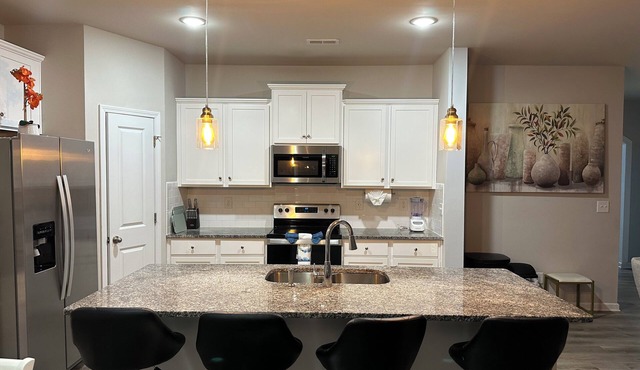 Spacious 4BR Family Retreat Near Whitewater & Airport