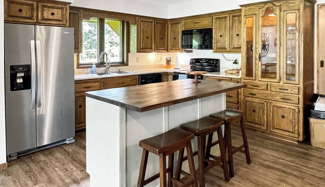 Spacious Beachfront Retreat with Kayaks, close to all "Lakes Area" attractions