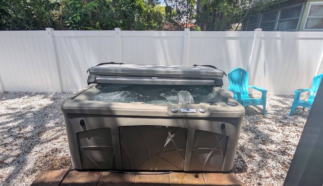 Spacious Coastal Cottage House in Downtown Palm Harbor with Five-Person Hottub.