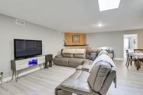 Spacious Home with Jacuzzi BBQ & Foosball