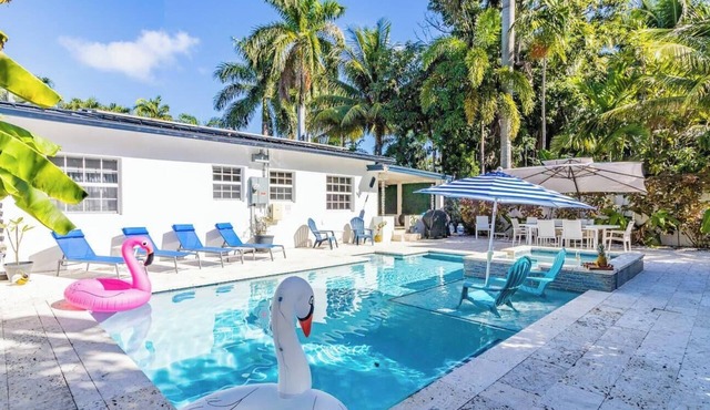 Spacious Oasis -Heated Pool, Hot Tub & Near Beach