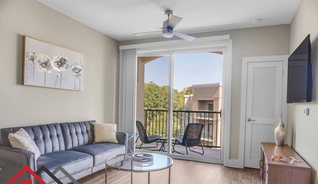 StaysByWalker™ King Bed ★ SouthPark 1BR Condo ★ Pool/Gym (690 SqFt)