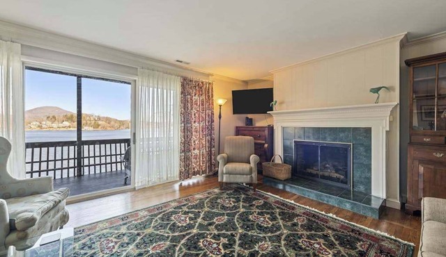 Stunning 3BR Retreat with Lake Views, Full Kitchen, Fireplace and Central A/C
