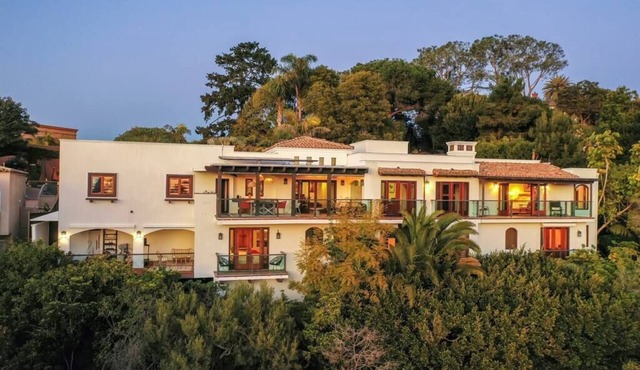 Stunning Ocean-View Retreat, Walking to The Cove
