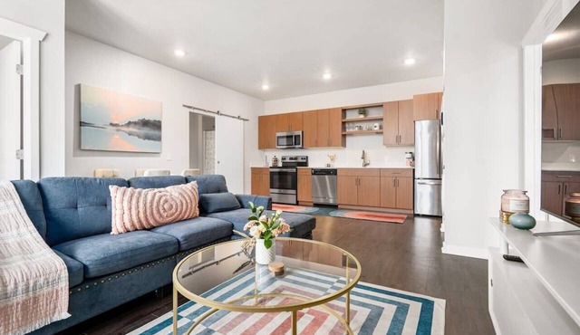Stylish 2BR Suite Near DT Traverse City + Smart TV