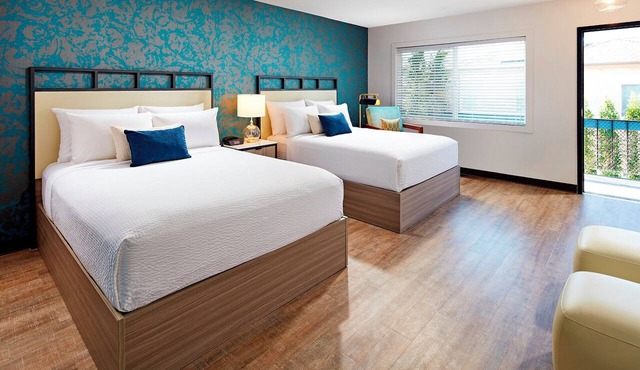 Stylish Room with Sunset & Beach Views – Swimming Pool to Unwind!