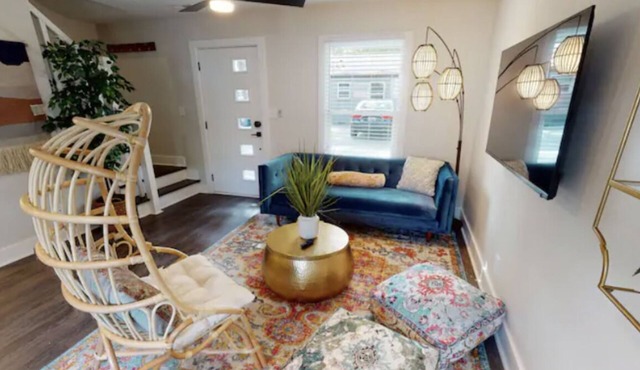 Stylish Uptown 2BR & 1.5 Bath Getaway, by Mansion