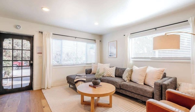 Sunny & Spacious Duplex ~ Mins to Beach ~ Parking!