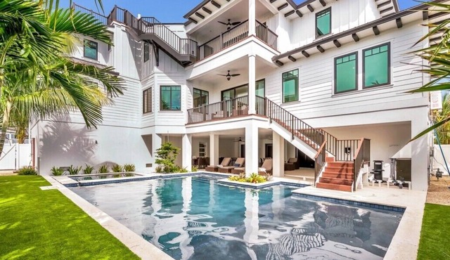 Swanky Bubbles- Luxury 9 bedroom close to beach with views, pool and spa!